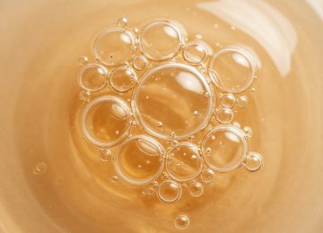 How Macro Bubbling Textures Demonstrate Skincare Formulation Stability in Commentary Videos